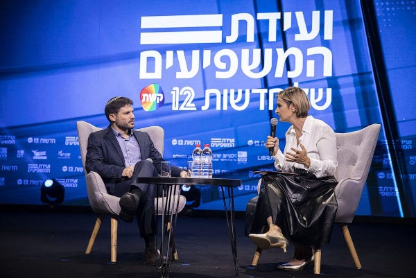 Bezalel Smotrich spricht mit der Nachrichtensprecherin von Channel 12, Dana Weiss, während der Konferenz von Channel 12/der israelischen Fernsehnachrichtengesellschaft in Tel Aviv, 5. September 2019. (Hadas Parush/Flash90)