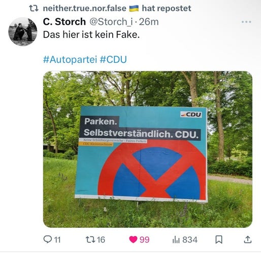 Ein grüner Park mit Gras und geoßen Bäumen. Mitten darin eine WahlwerbetFel der CDU. Darauf auf brotschimmelgrünem Hintergrund ein riesiges Halteverbotsschild. Schriftzug: "Parken. Selbstverständlich. CDU. Keine Schildbürgerstreiche. Faires Parken. CDU Kleinmachnow." 