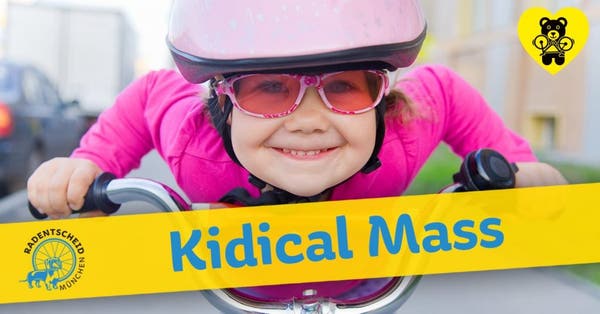 Ein verschmitzt grinsendes Kind auf dem Fahrrad. Der Schriftzug Kidical Mass überdeckt Teile des Bilds.