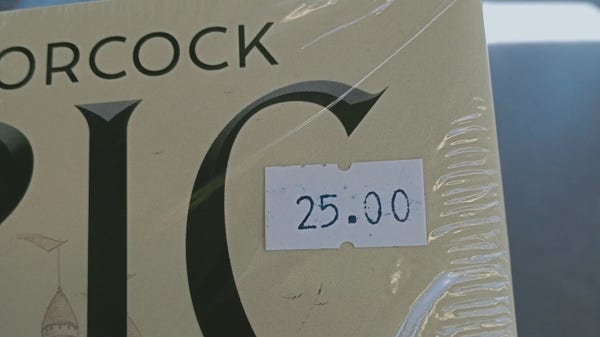 Nahaufnahme eines Hardcovers: Wir sehen die Buchstaben "ORCOCK" und "RIC" sowie ein Preisschild "25.00".