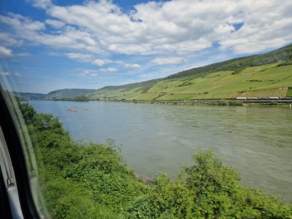 Blick au einem Zugfenster auf den Rhein bei Bingen.