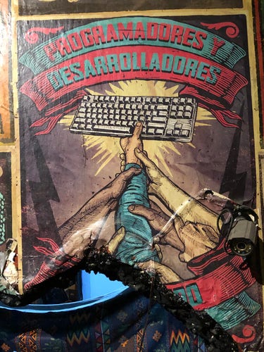 Poster revolucionario de varios brazos levantando un teclado, con texto "programadores y desarrolladores"