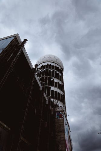 photo of one of the large antenna towers of the Teufelsberg from below, during a cloudy day