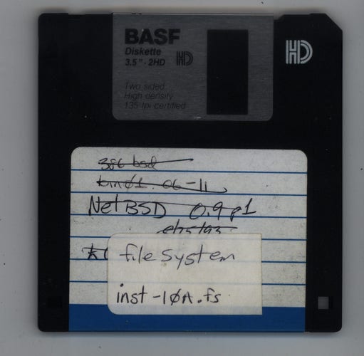 Black floppy, white label, handwritten:
386bsd 
bin01.06-11
NetBSD 0.9p1
../../93
filesystem
inst-10A.fs
