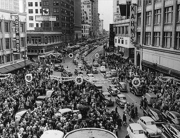 On the first day of the general strike, crowds gather in the streets, blocking traffic in downtown Oakland. By Unknown - Oakland Museum of Californiahttp://www.foundsf.org/index.php?title=Oakland_1946_General_Strikehttp://vm133.lib.berkeley.edu:8080/xtf/search?rmode=irle4&amp;metacollection=irle4&amp;sort=localuid&amp;startDoc=21, Fair use, https://en.wikipedia.org/w/index.php?curid=61220975