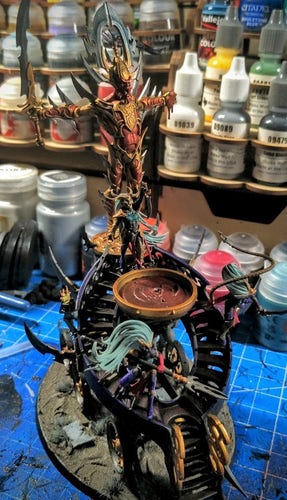 Slaughter Queen on Cauldron of Blood miniature from the Daughters of Khaine line by Games Workshop. The three dark aelves manning the vehicle are painted like drow.
