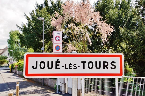 Panneau d'entrée d'agglomération de Joué-lès-Tours en Indre-et-Loire.