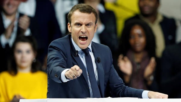 Emmanuel Macron criant à un meeting
