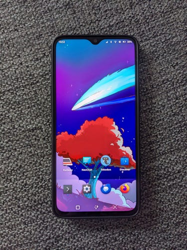Photo of a OnePlus 6T running KDE Plasma Mobile 6.0.3 showing the homescreen.